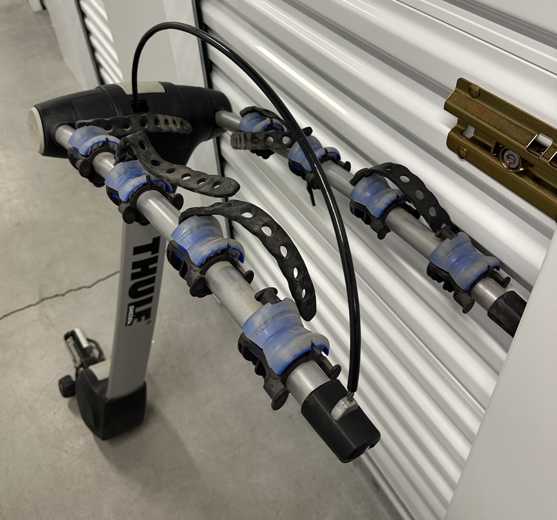 Thule Apex 4 Bike Rack Locking Tilting Hitch Mounted Fits 4 Bikes