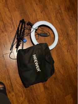 Ring light with tripod