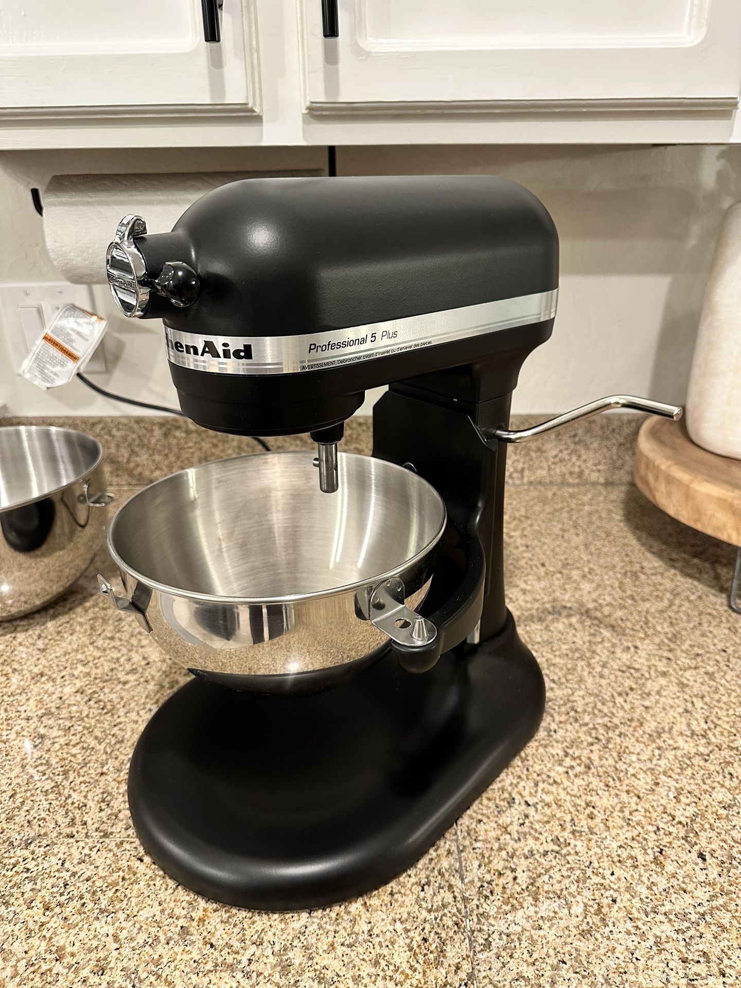 KitchenAid KSM5PSWW 5qt Stand Mixer w/ Dough Hook and 2 Metal Bowls KSM5  for Sale in Seattle, WA - OfferUp