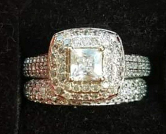 Stunning Sterling Silver wedding ring set