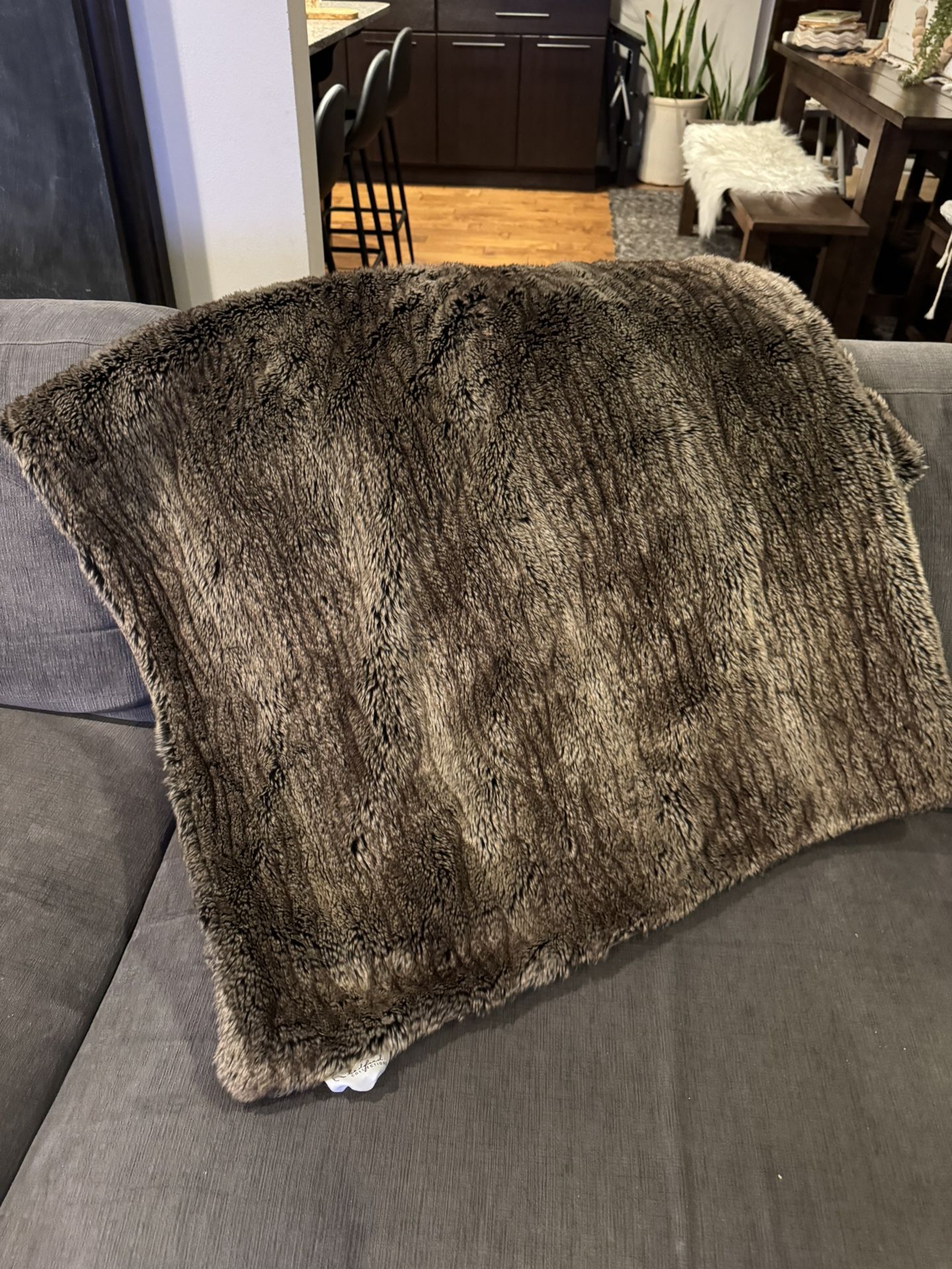 Bedford Collections Luxurious Fur Throw.