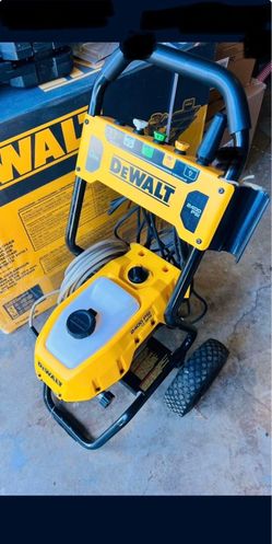 DeWalt 2400 PSI 1.1 GPM Cold Water Electric Pressure Washer. (No gun missing one nozzle) $275 Location: Arlington  Se Habla Español