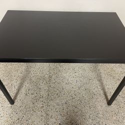 Kitchen Dining Table 43.5"W 🚚 extra Mesa de cocina negra, resistente y en excelentes condiciones