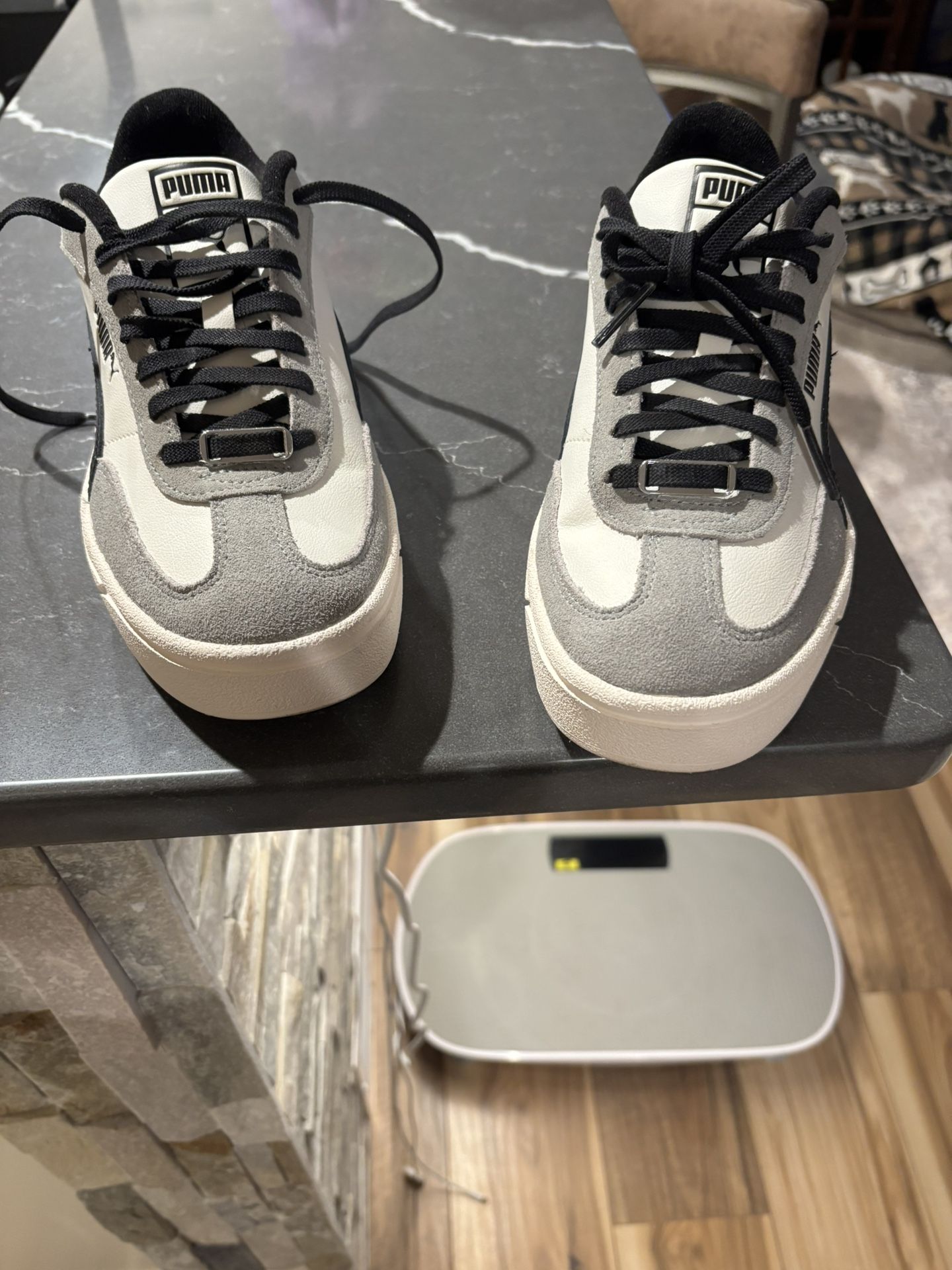 Ladies Puma Tennis shoes Sz8M