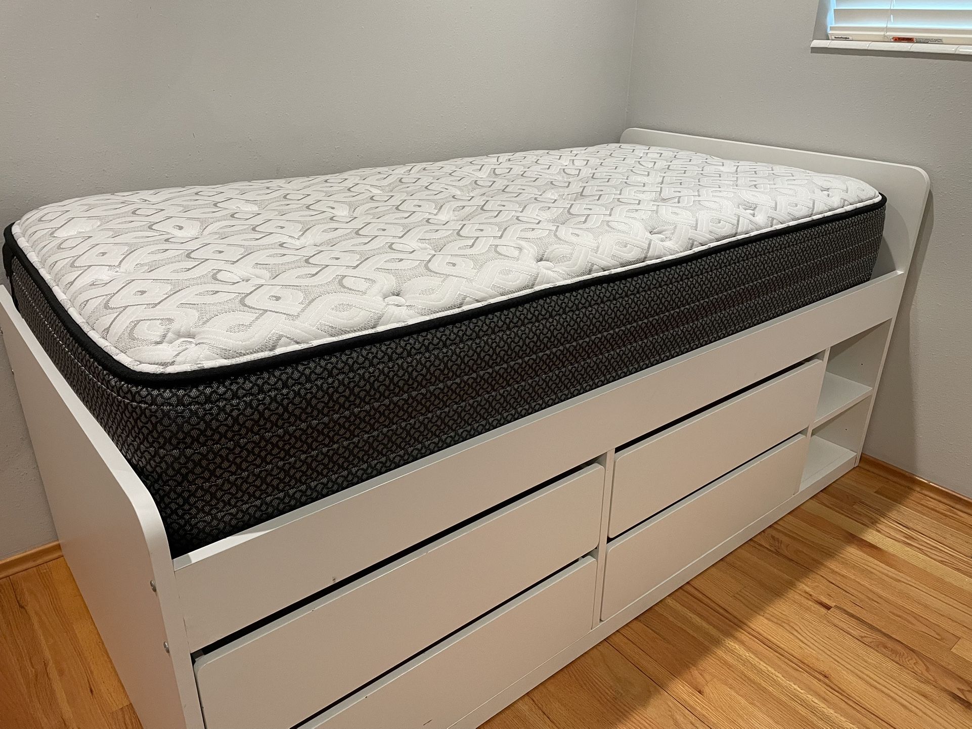 LIKE NEW Quality Sealy Mattress - Twin Size