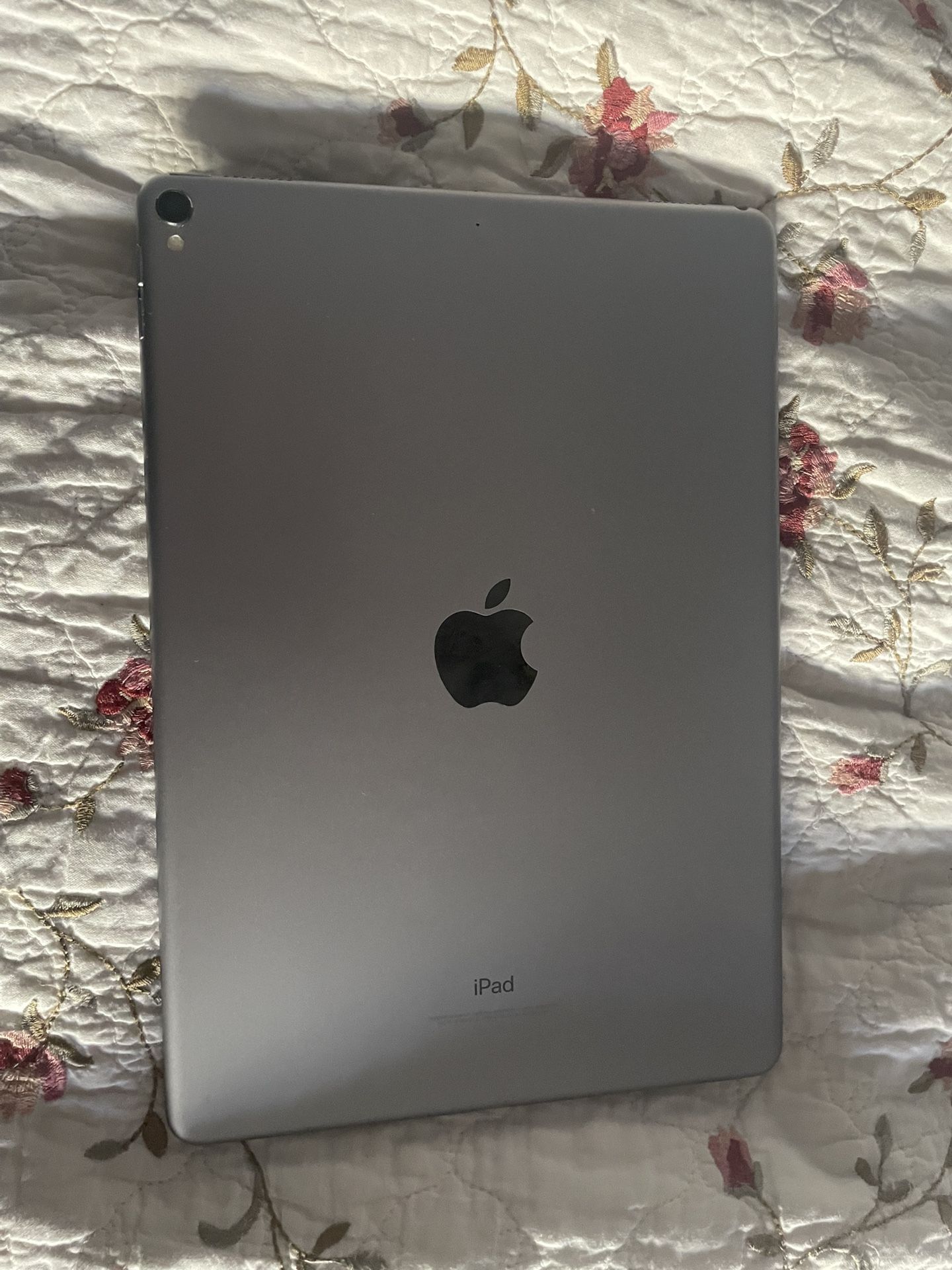 iPad Pro 10.5 Inch  (Read Desc)