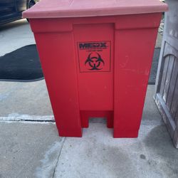 trash can in good condition measures 19 inches long, 16 inches wide and 24 inches high