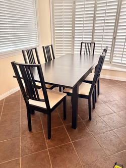 IKEA Expandable Dinning Table with 6 Chairs