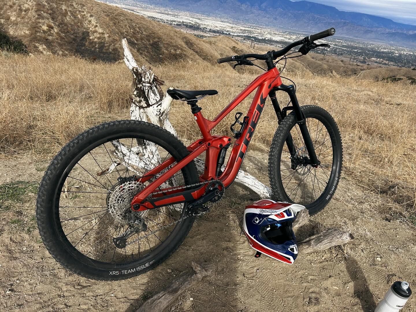 Enduro Mountain Bike— Trek Slash 7