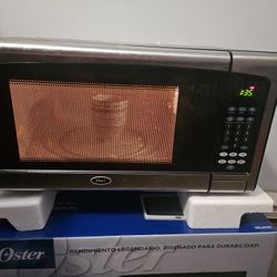 OSTER 1000W MICROWAVE OGJ41101 LIKE NEW