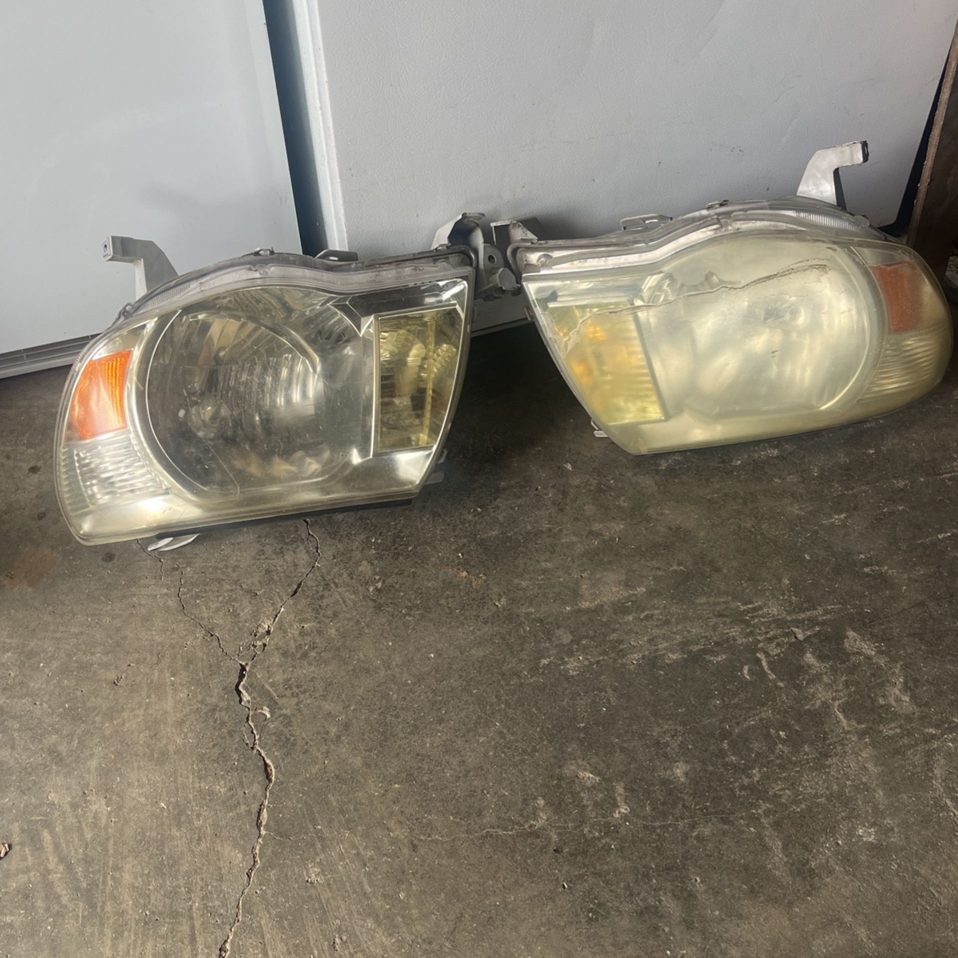 2005 Toyota Tacoma Headlights