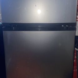 Insignia 3.0 Mini Fridge 