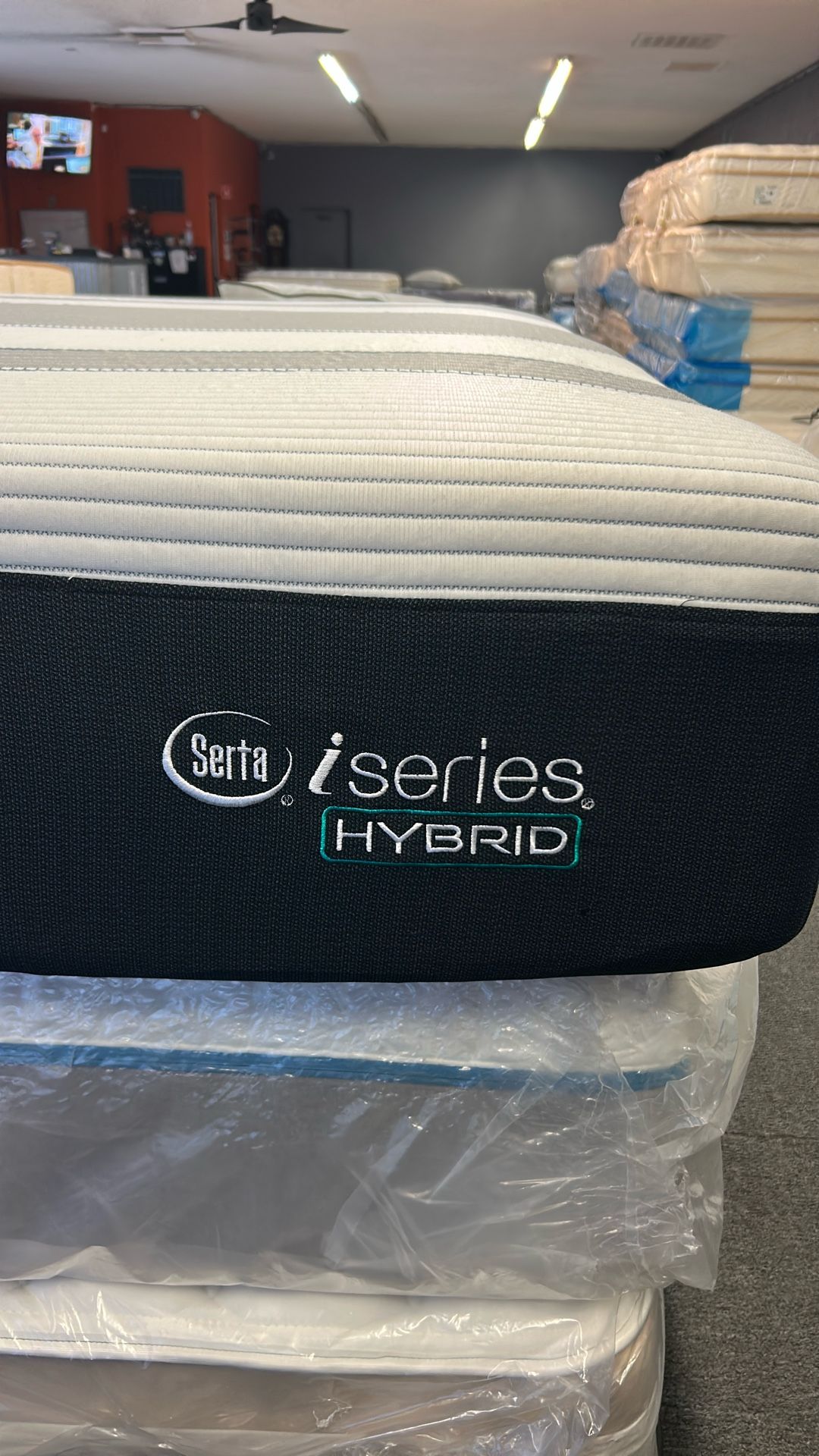 King Serta iSeries hybrid Mattress (Floor Model)