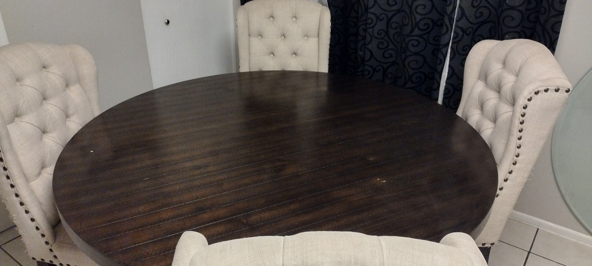 Beautiful Solid Wood Dinning Table With 4 Chairs