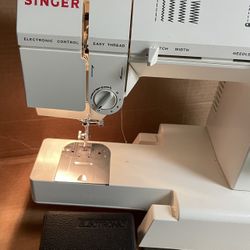 Singer Sewing Machine School Model 5830C W/ Foot Pedal