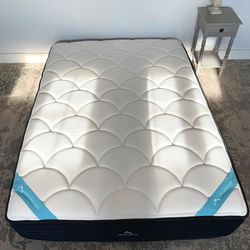 $340 OBO LIKE NEW DREAMCLOUD PREMIER HYBRID QUEEN MATTRESS