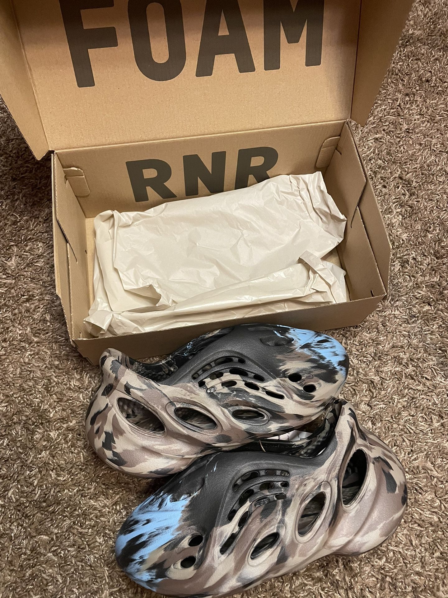 Yeezy Foam Runners MX Cinder Size 5, 6, 9, 13 for Sale in Parma