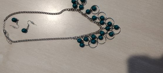 Green necklace & earrings