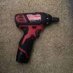 Milwaukee M12 12V Lithium-Ion Cordless 1/4 in. Hex Screwdriver (Tool And Battery)