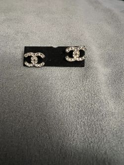 Channel Stud Earrings 