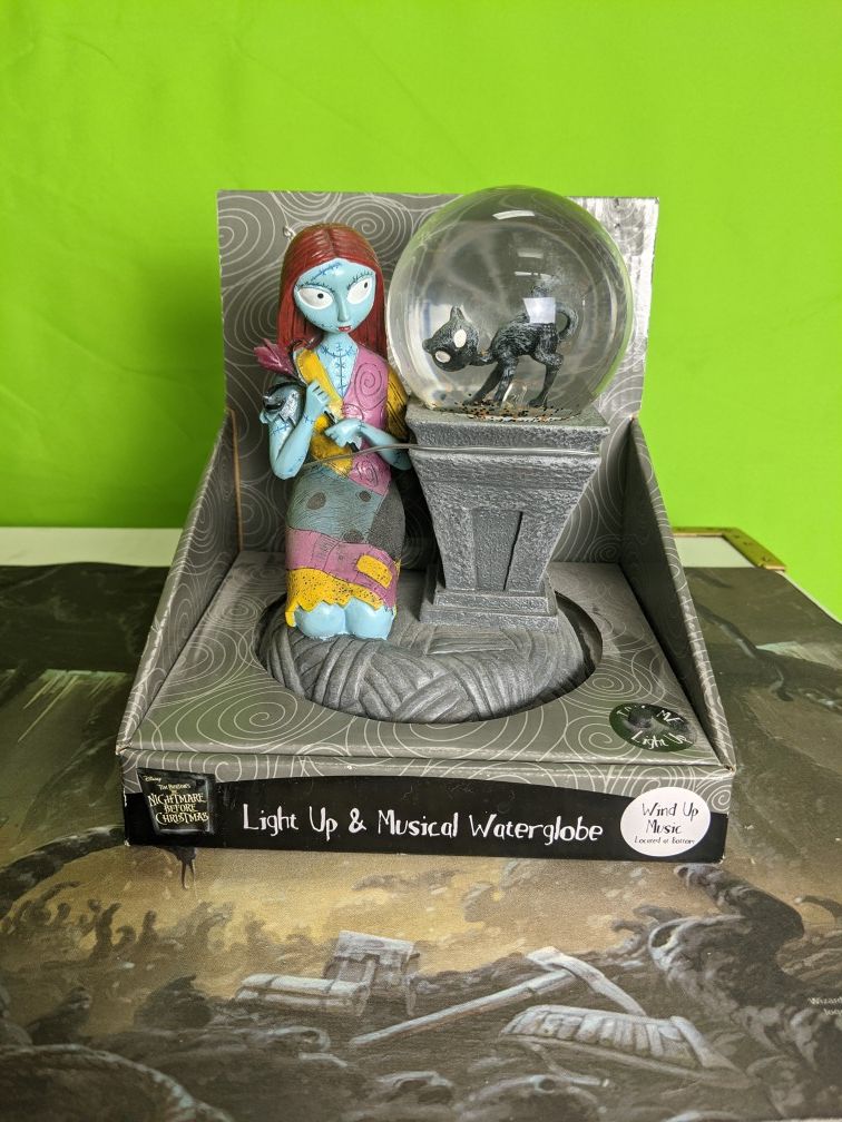 THE NIGHTMARE BEFORE CHRISTMAS " SALLY " LIGHT UP / MUSICAL WATER-GLOBE SNOW GLOBE FIGURE