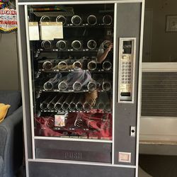 Vending machine works great. Ready for any establishment.