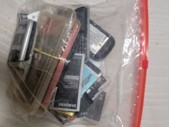 BAG OF MISCELLANEOUS CELL PHONE BATTERIES AND A FEW OLD CELL PHONES