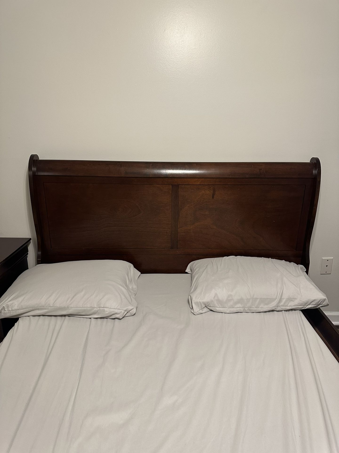 Queen bedroom Set 4 Pieces