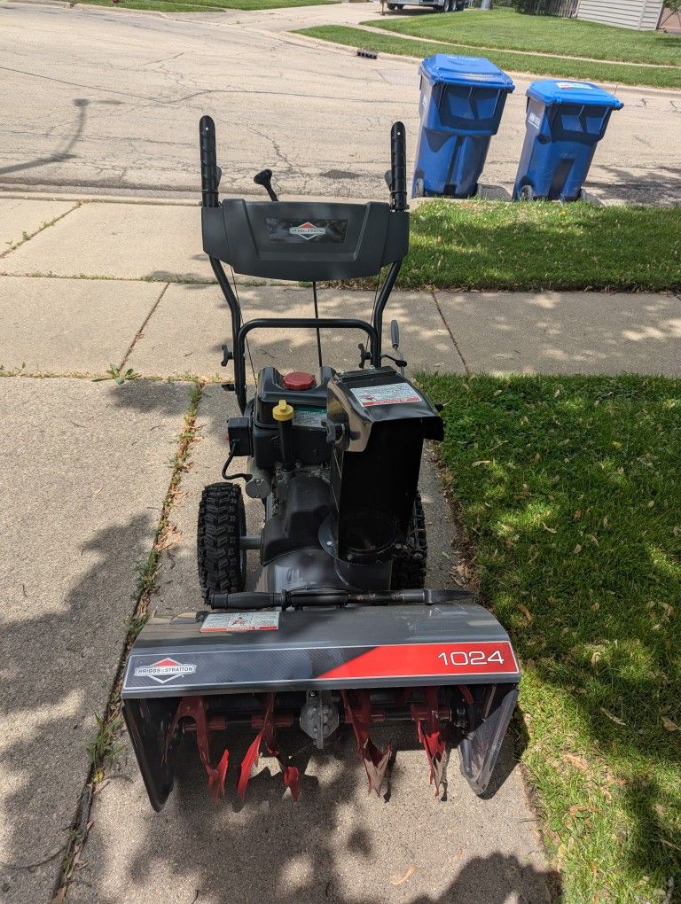 Briggs & Stratton 24" Dual-Stage Snow Blower with Electric Start, 208cc, 1024 (1696610)