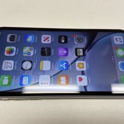 LIKE NEW, EXCELLENT UNLOCKED IPhone XR White, 128gb Works With ANY COMPANY.   Tmobile, Metro Pcs, Att, Cricket, Verizon and international. Comes with 