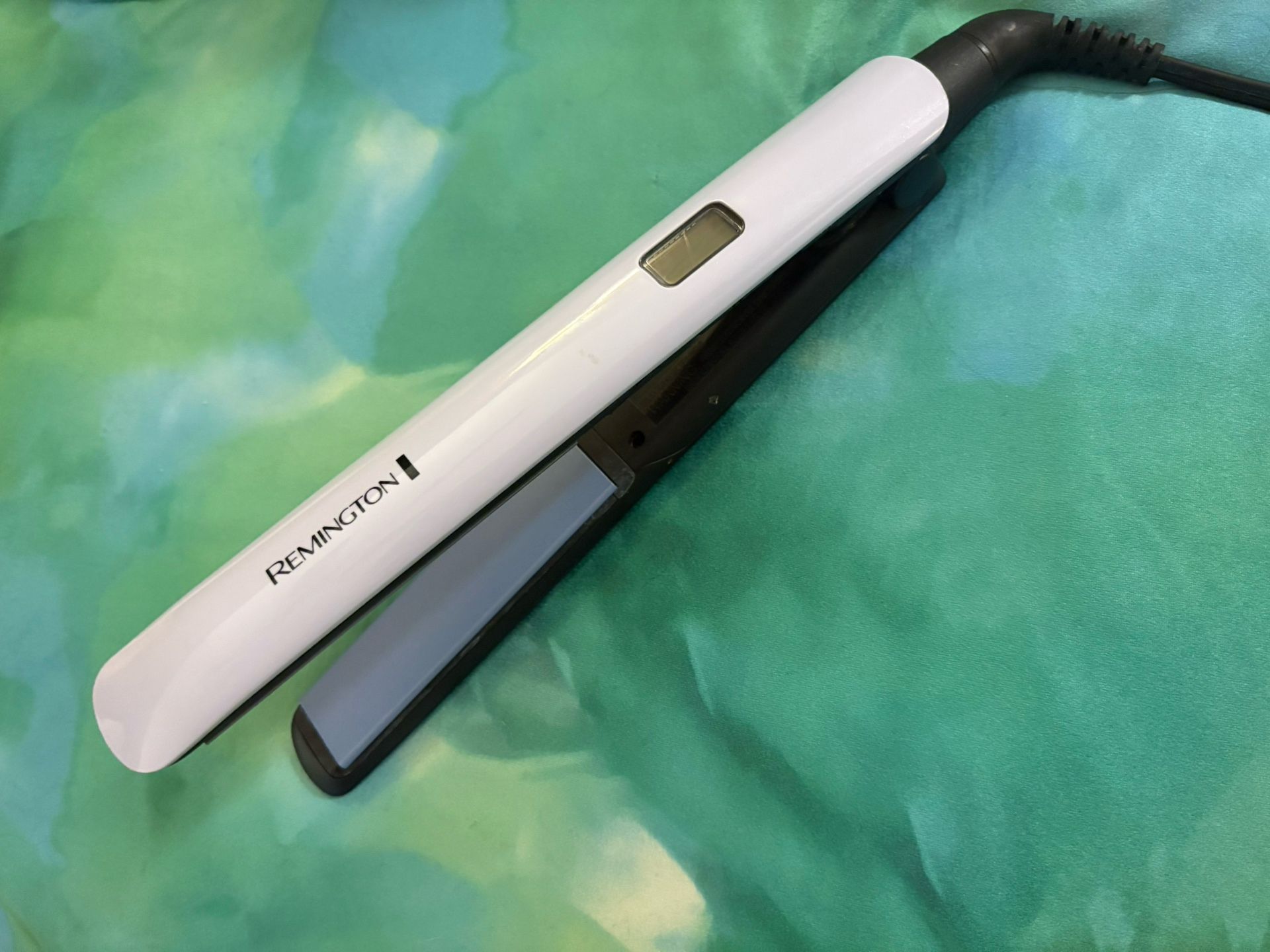Like New- Remington Anti-Frizz Therapy Technology Professional 1" Ceramic Flat Iron Hair Straightener