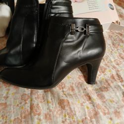 New Bandolino Blk Leather Boots Ankle Style
