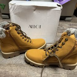 New in box hiking boots size 9