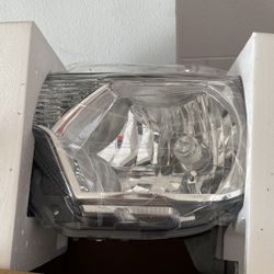 Toyota Tacoma 2012-2015 Headlight $110