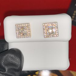 10k Gold With Moissanite Diamond 