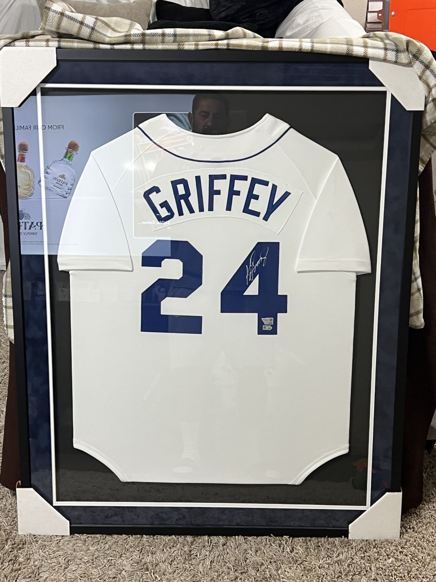 FRAMED SIGNED JERSEYS