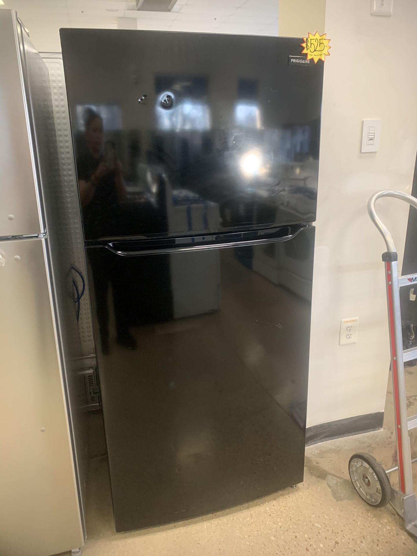 New Scratch And Dent Frigidaire 30”top Freezer Fridge 6 Months Warranty