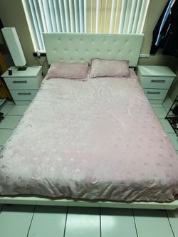 Queen Bedroom set… like new!