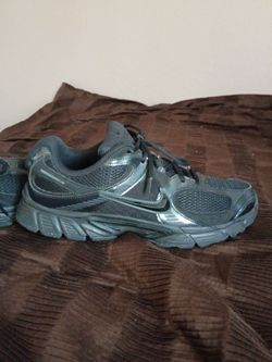 Black Nike shoes size 13