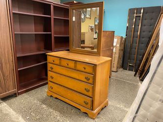 4-Drawer Maple Dresser w/ Mirror
