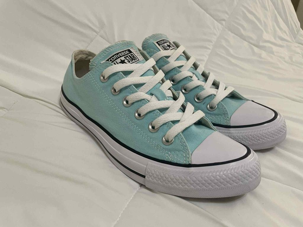 Converse Low Tops Womens 8