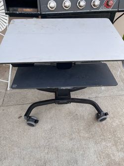 Lifting/standing desk