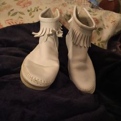 Vintage Minnetonka Moccasin fringe back zip boot. 
