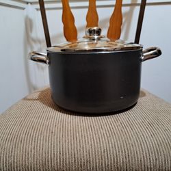 Saucepan (stockpot), 7 quart, 9.5 in wide by 5.5 In