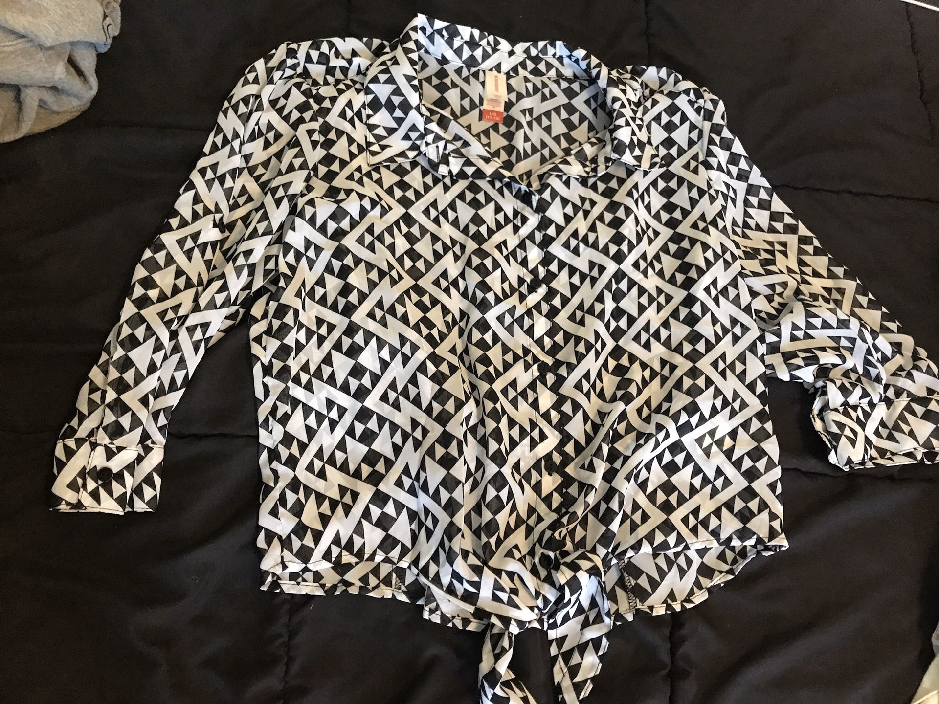 Juniors large black and white tie and button front blouse