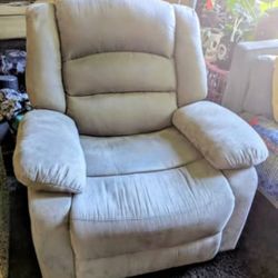 Power recliner with heat and multiple message options. 