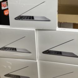 MacBook Air, Pro Available