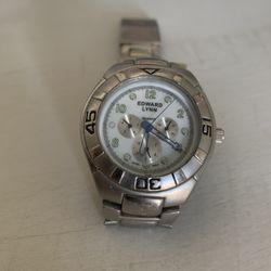 the wristwatch works well in good condition new batteries