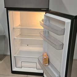 Galanz 7.6 Cu Ft Medium Size /Apartment Refrigerator