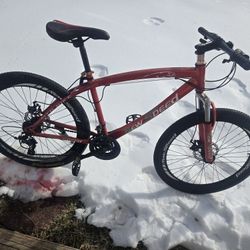 montaña 26inches(MTB) de color rojo diseñada para uso urbano y terreno ligero. 